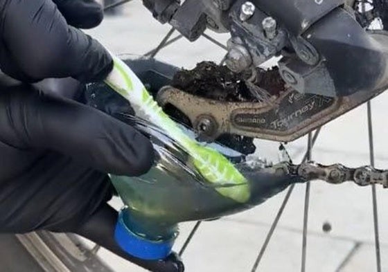 El truco viral para limpiar el aceite viejo de una cadena de bicicleta.