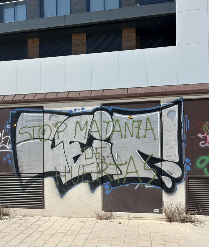 Imagen secundaria 2 - Pintadas en la calle Atocheros y la avenida Academia de Infantería.