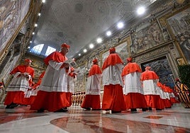 Los cardenales, dentro de la Capilla Sixtina, antes de comenzar el cónclave para elegir nuevo Papa.