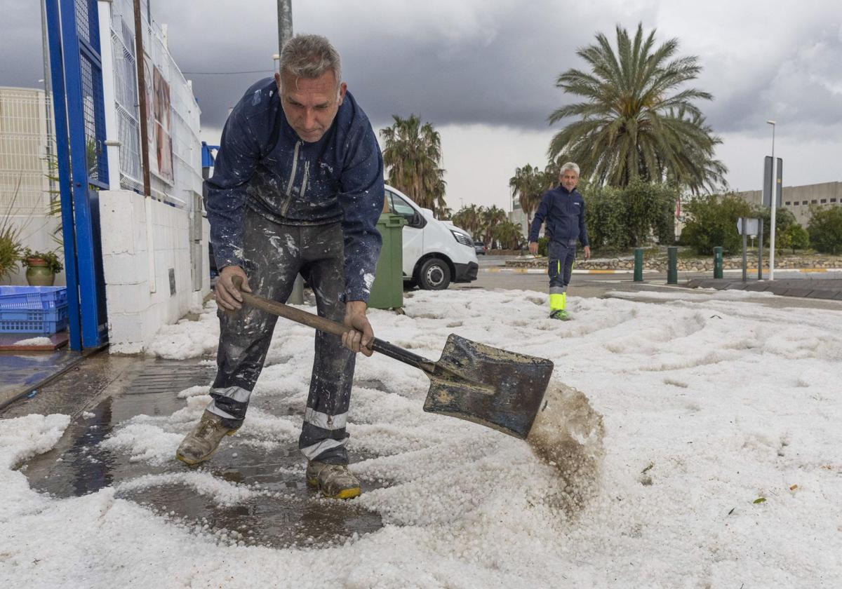 El temporal deja una fuerte granizada en Mula y descarga hasta 46 litros
