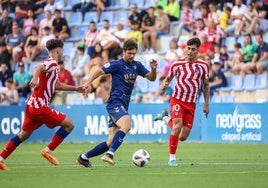 Abenza regatea a dos jugadores del Atlético B en 2023.