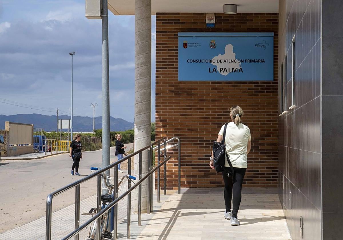 Una usuaria entra al centro médico de La Palma, en una imagen tomada ayer.