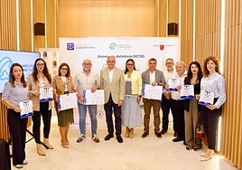 Representantes de las entidades premiadas y autoridades, ayer.