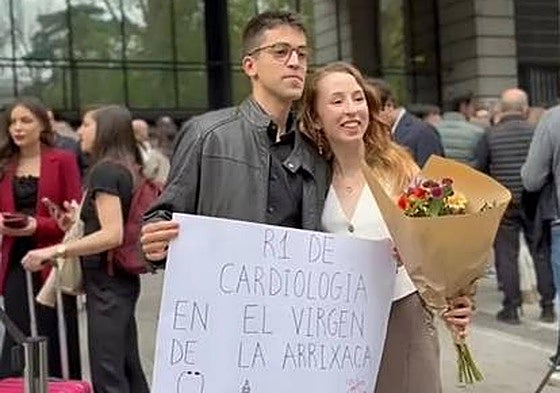 Silvestre Paredes y Marina Ruiz, este lunes en el Ministerio de Sanidad, tras elegir plaza en La Arrixaca.
