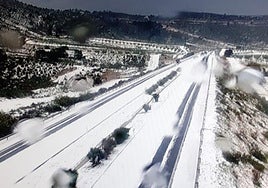 Paisaje completamente blanco en la autovía del Noroeste por el granizo caído este jueves.