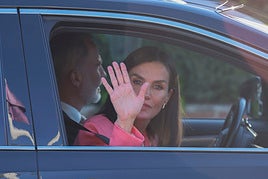 La Reina Letizia saluda desde el coche, en una imagen de archivo.
