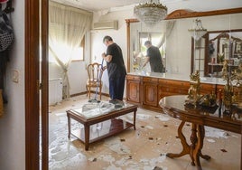 Vecinos de Campos del Río limpian este viernes los desperfectos causados el jueves por la tromba de granizo en sus viviendas.