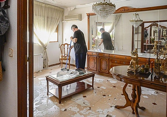 Vecinos de Campos del Río limpian este viernes los desperfectos causados el jueves por la tromba de granizo en sus viviendas.