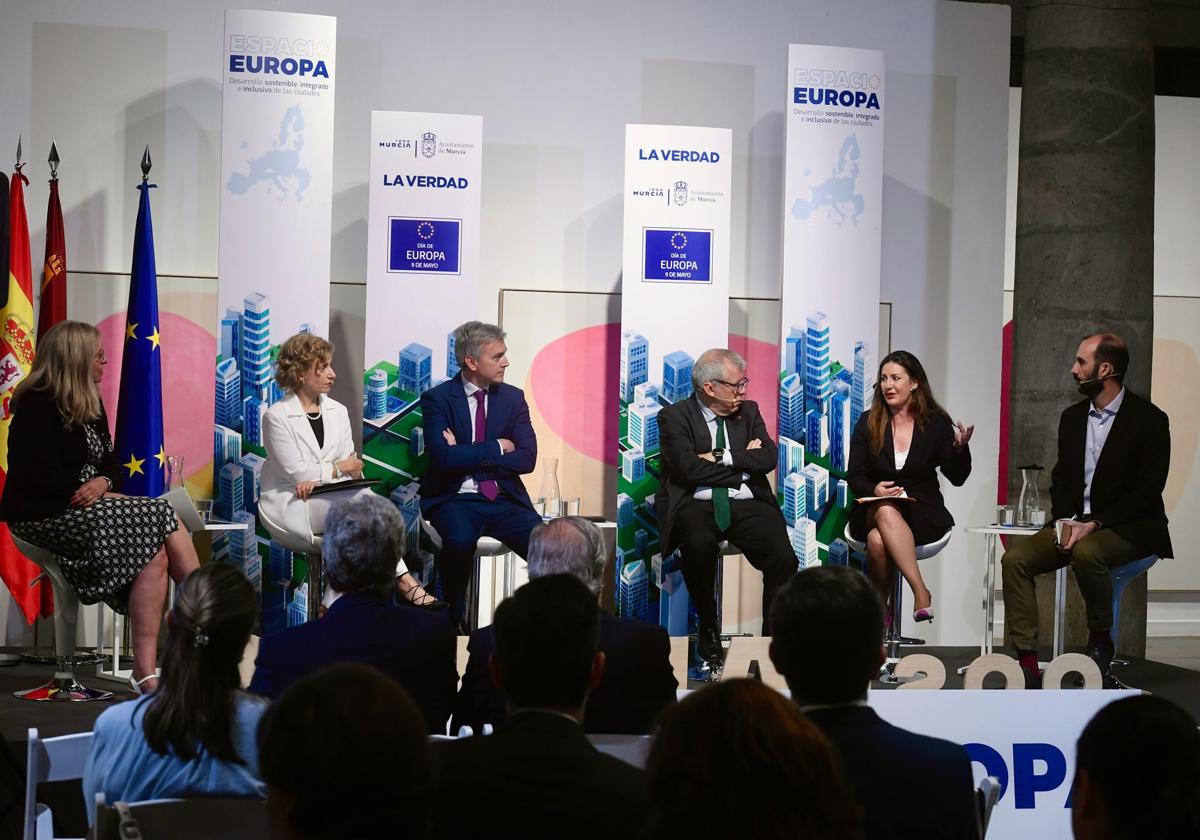 El foro &#039;Espacio Europa&#039; en el Palacio Almudí de Murcia, en imágenes