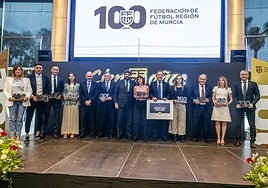 De izquierda a derecha, Eva García, madre de Eva Navarro; JuanjoAngosto, Sánchez Martínez, Martínez Madrona, Louzán, Camacho,López Miras, Margarita Cuberos, Monje Carrillo, Mayte Mateo,Campillo, Elia María Martínez y Martínez Flores, ayer en Promenade.
