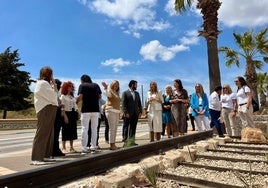 Participantes en el programa, ayer, junto a las autoridades.