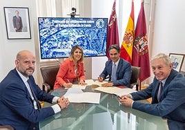 La alcaldesa, Noelia Arroyo, y el presidente de la MCT, Juan Cascales, bolígrafo en mano, firman el protocolo en el Palacio Consistorial.