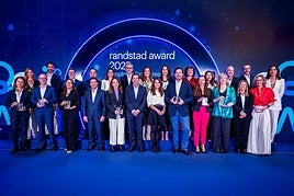 Los ganadores de los Randstad Award posan con el galardón.