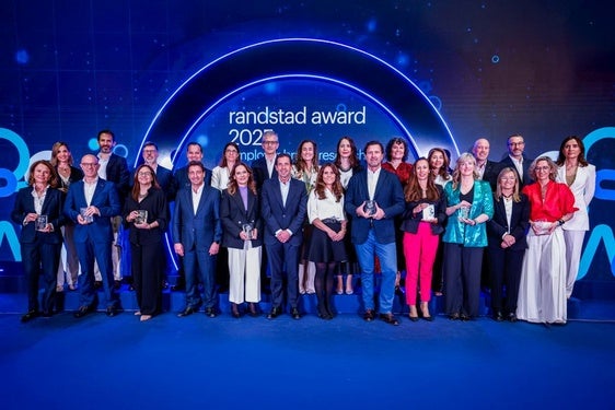 Los ganadores de los Randstad Award posan con el galardón.