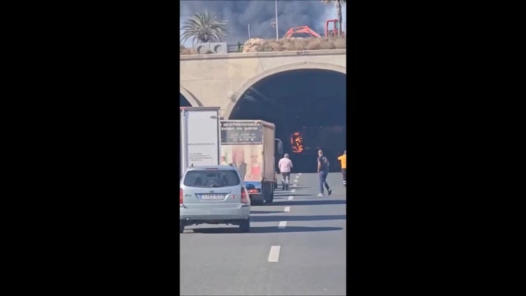 Arde un camión en el interior del túnel de Pilar de la Horadada