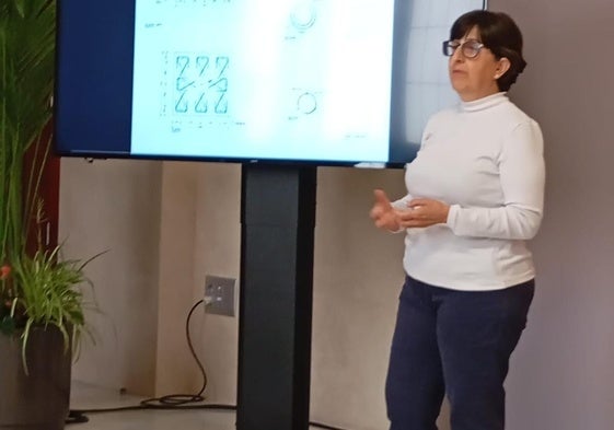 La arqueóloga Carmen Martínez, explicando los trabajos a licitar.