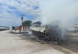 Los bomberos tratan de extinguir el fuego.