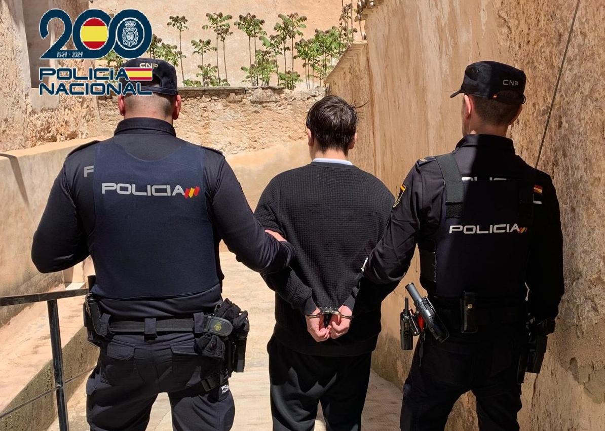 Imagen secundaria 1 - Detenido tras embestir contra un vehículo policial cuando se daba a la fuga en Yecla