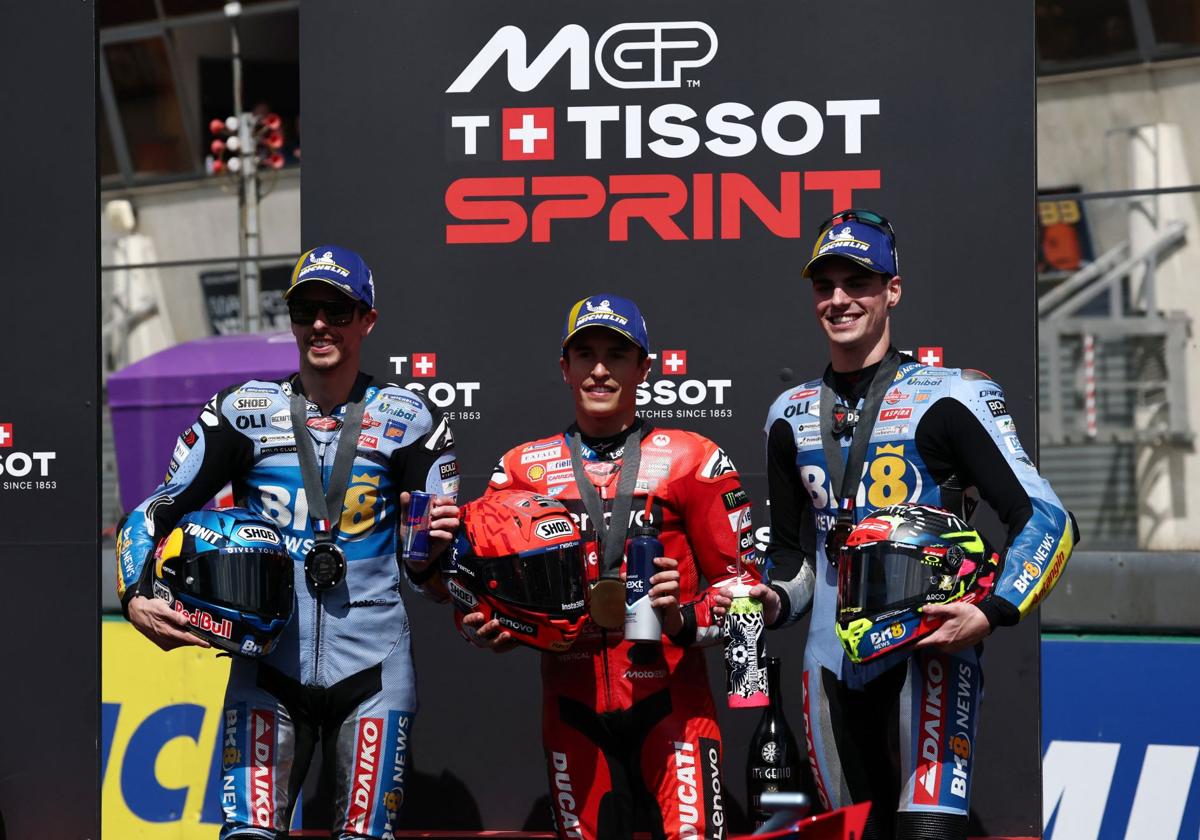 Aleix Márquez, Marc Márquez y el añorejo Fermín Aldeguer, este sábado, en el podio del sprint de Le Mans.
