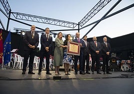 La directora recibe la medalla, junto a los portavoces municipales.