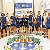 Técnicos y jugadores deen un entrenamiento.