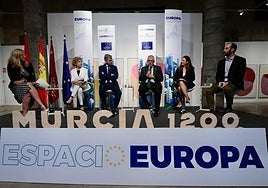Cohesión. De izq. a dcha., Mercedes Bernabé, Mª José Peñalver, Miguel Ángel Rodríguez, Prudencio Riquelme, Maravillas Abadía y Fernando García durante la mesa de debate.