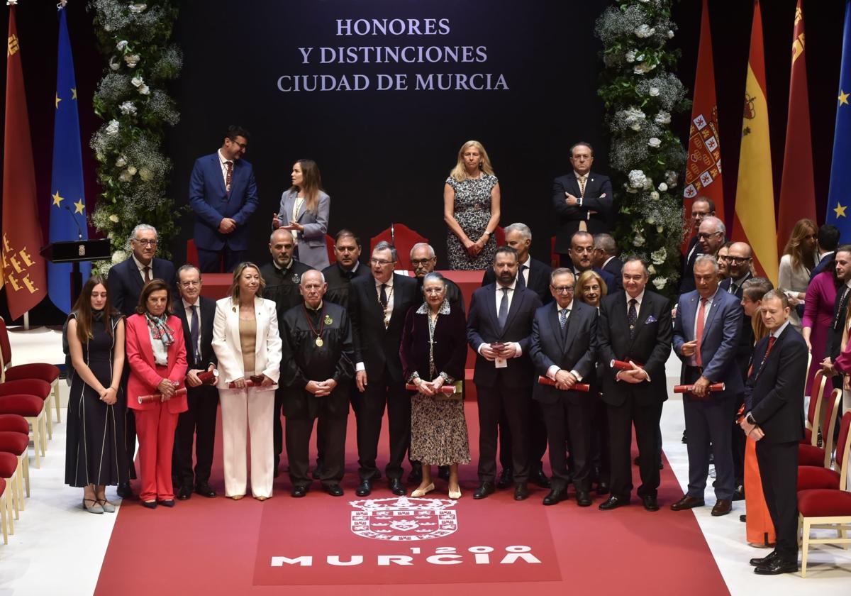 Los homenajeados posan junto al alcalde de Murcia, este sábado, al finalizar el acto institucional.