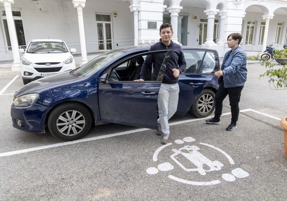 Alfonso Bastidas y uno de los compañeros con los que comparte coche, en una plaza reservada.