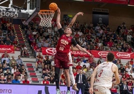 Rodions Kurucs vuela para machacar el aro del Manresa, este domingo en el Palacio.