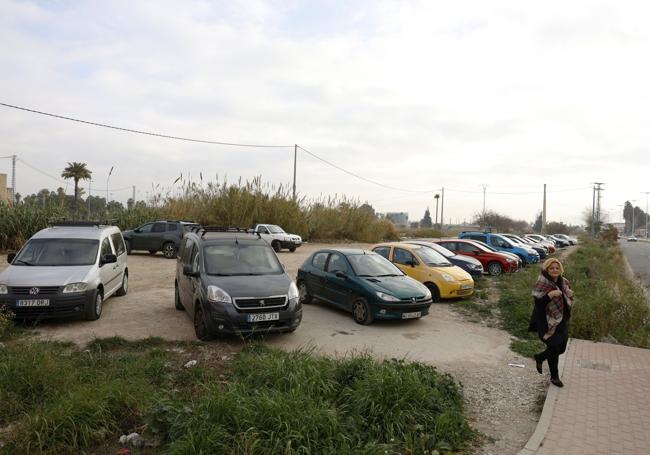 Coches aparcados en la parcela donde se ubicaría el llamado parking de la Chimenea.