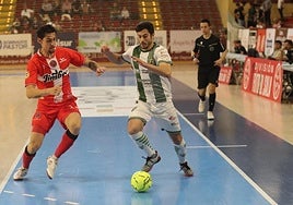 Motta pelea por un balón con un jugador del Córdoba, ayer, en el triunfo del Jimbee Cartagena en la ciudad andaluza.