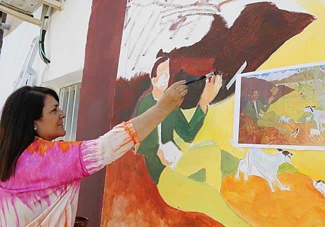 Eva Ruiz pinta un homenaje al pintor oriolano Guillermo Bellod.