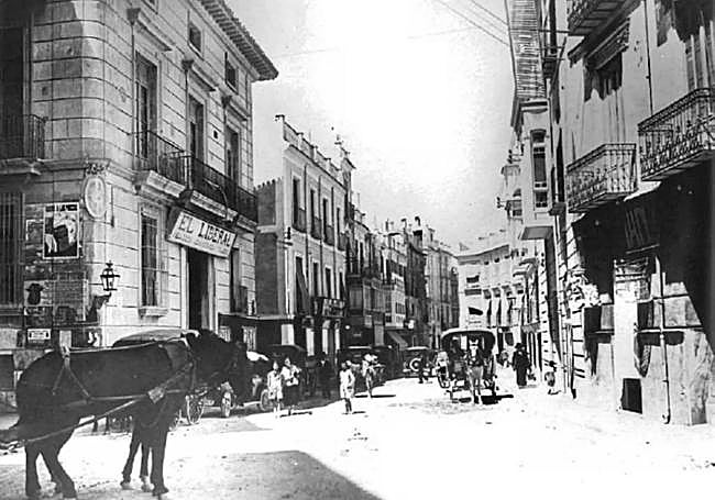 A la izquierda, el edificio de la antigua Inquisición, en la actual calle Jara Carrillo de la capital murciana.