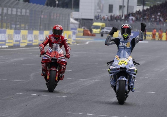 Fermín Aldeguer, (der.), celebra el tercer puesto en Le Mans.