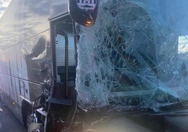 Estado del autobús oficial del Efesé tras el accidente.