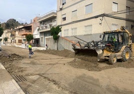 Operarios se emplean a fondo para retirar la tierra de las calles de Ulea.