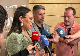 La directora general de Competitividad y Calidad Turísticas y el presidente de HoyTú explican el objetivo de la ayuda.