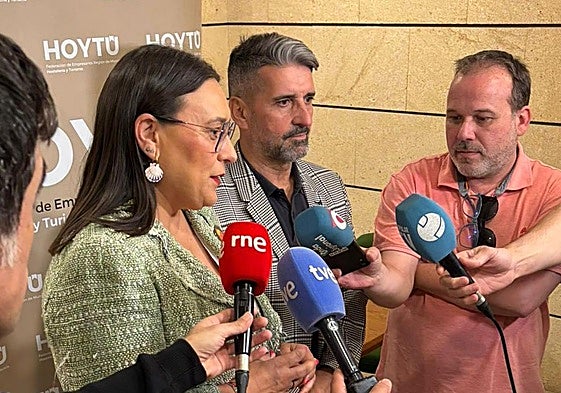 La directora general de Competitividad y Calidad Turísticas y el presidente de HoyTú explican el objetivo de la ayuda.