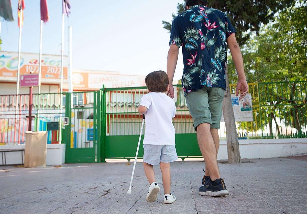 Un niño invidente es acompañado por su padre al colegio en una imagen de archivo.