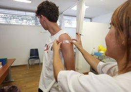 Una enfermera administra a un chico la vacuna frente al virus del papiloma humano (VPH).