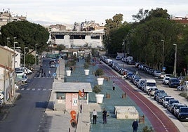 La imagen del área soterrada, junto al antiguo paso a nivel de Santiago el Mayor, con numeros coches aparcados desaparecerá próximamente.