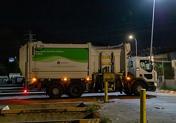 Una imagen de archivo de un vehículo del servicio de limpieza del Ayuntamiento de Orihuela.