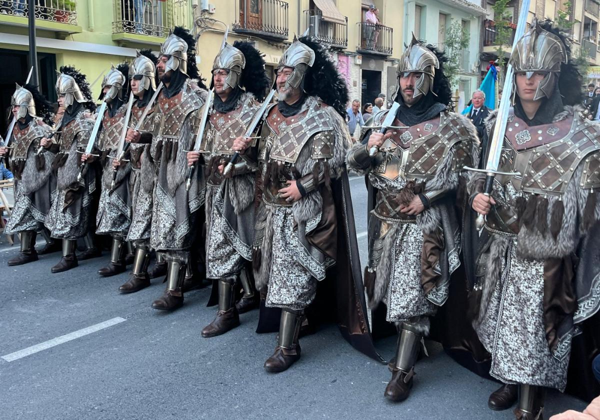 Representantes del bando cristiano, ayer, durante el desfile celebrado en Cieza.