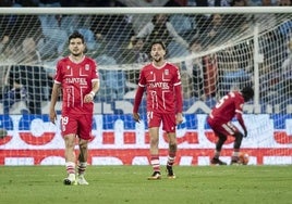 Aguirregabiria y Delmás, cariacontecidos, tras el 3-2 del Zaragoza en el minuto 96 del partido.