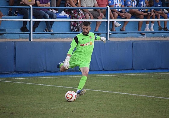 Iván Buigues saca de portería en un partido de esta temporada en El Rubial.