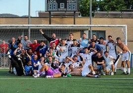 Jugadores y técnicos de la Minerva celebran la permanencia.