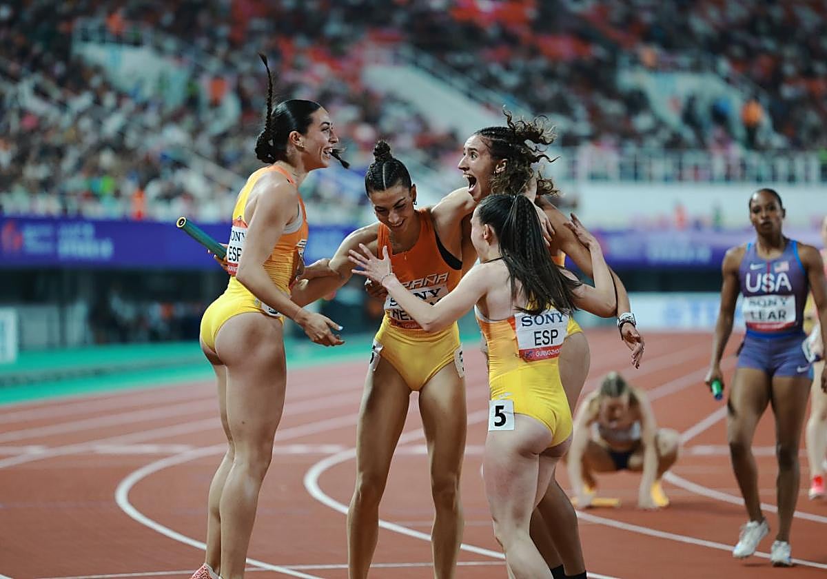 Paula Sevilla, Eva Santidrián, Daniela Fra y Blanca Hervás, eufóricas tras lograr el título mundial en el relevo 4x400, ayer en Guanzhou.