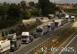 La circulación parada en la autovía A-7 a su paso por Librilla.