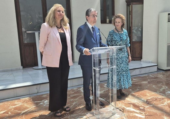 La concejala de Gobierno Abierto, Promoción Económica y Empleo, Mercedes Bernabé, junto al edil de Turismo, Comercio y Consumo, Jesús Pacheco, y la profesora María Trinidad Herrero, este lunes durante la presentación de la iniciativa.