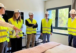 El alcalde de Molina, José Ángel Alfonso, en el interior de una de las habitaciones del hotel.